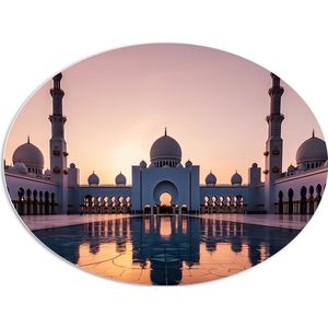 PVC Schuimplaat Ovaal - Zon Zakkend achter Sjeik Zayed Moskee in Abu Dhabi, Verenigde Arabische Emiraten - 96x72 cm Foto op Ovaal (Met Ophangsysteem)