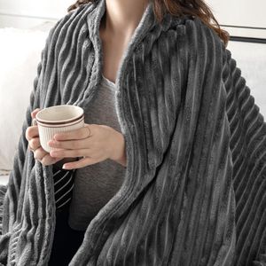 Selbro ® Zachte en Luxe Flanellen Deken met Pompons voor Huis en Reizen