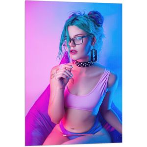 Vlag - Vrouw in Bikini bij Paars met Blauw Licht - 60x90 cm Foto op Polyester Vlag