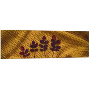 Vlag - Kleine Rode Blaadjes van Plant op Okergeel Deken - 150x50 cm Foto op Polyester Vlag