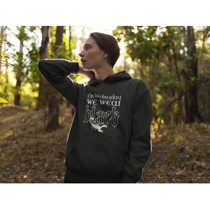 Rick & Rich - Zwart Hoodie - On Wednesday we wear black - The Addams Family - Gothic Hoodie - Wednesday Hoodie - Zwart Wednesday Hoodie - Zwart Hoodie maat S - Hoodie met ronde hals - Wednesday Addams - Hoodie Vrouw