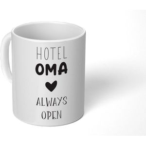 Mok - Koffiemok - Spreuken - Hotel oma always open - Quotes - Oma - Mokken - 350 ML - Beker - Koffiemokken - Theemok - Mok met tekst