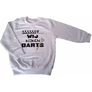 Witte baby sweater met "Sssssst... Wij kijken darts" - maat 80 - darten, pijltjes gooien, babyshower, zwanger, cadeautje, kraamcadeau, grappig, geschenk, baby, tekst, truitje, trui, babytruitje