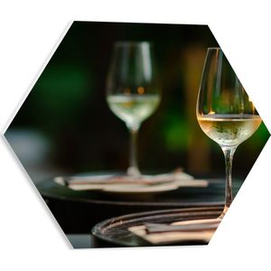 PVC Schuimplaat Hexagon - Twee Glazen Wijn op Tafel van Terras - 40x34.8 cm Foto op Hexagon (Met Ophangsysteem)