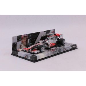 De 1:43 Diecast Modelcar van de McLaren Mercedes MP4/25 #1 die de Gp van Australië van 2010 wonDe coureur was Jenson Button.Dit schaalmodel is beperkt tot 4248 stuks. De fabrikant is Minichamps.