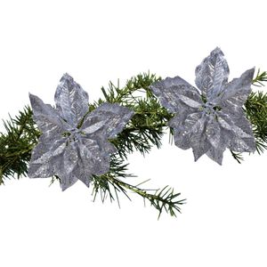 Kerstboom bloemen op clip - 2x stuks - zilver glitter - kunststof - 23 cm