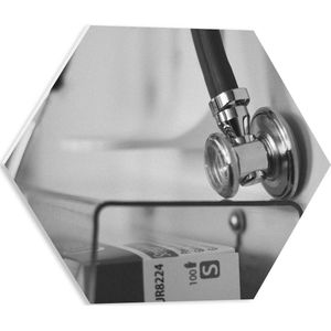 PVC Schuimplaat Hexagon - Close-up van Stethoscoop (Zwart-wit) - 40x34.8 cm Foto op Hexagon (Met Ophangsysteem)