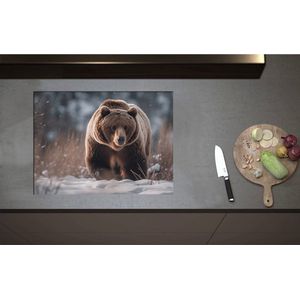 Inductieplaat Beschermer - Bruine beer loopt door de natuur in de sneeuw - 70x52 cm - 2 mm Dik - Inductie Beschermer - Bescherming Inductiekookplaat - Kookplaat Beschermer van Zwart Vinyl