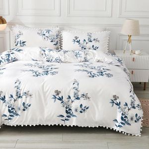 Beddengoedset met Bloemenprint en Pompons - Omkeerbaar en Zacht Microvezel Dekbedovertrek voor Meisjes