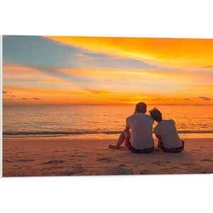 PVC Schuimplaat- Achteraanzicht van Verliefd Koppel op het Strand tijdens de Avondzon - 75x50 cm Foto op PVC Schuimplaat