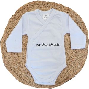 Romper | Overslagromper | Our tiny miracle - Prematuur - Maat 50 - Baby - Newborn - Pasgeborene - Zwanger - Te vroeg geboren - Wonder - Kleintje | Wit