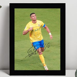 Cristiano Ronaldo CR7 Ingelijste Handtekening – 15 x 10cm In Klassiek Zwart Frame – Gedrukte handtekening – Real Madrid - Juventus - Football Legend - Voetbal - Manchester United FC - Al Nassr - Portugal