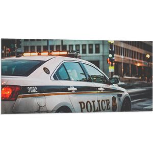 Vlag - Politie Auto rijdend door de Stad - 100x50 cm Foto op Polyester Vlag