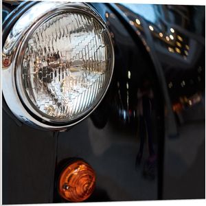 PVC Schuimplaat - Close-up van Koplamp van Zwarte Auto - 80x80 cm Foto op PVC Schuimplaat (Met Ophangsysteem)