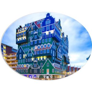 WallClassics - PVC Schuimplaat Ovaal - Groen met Blauwe Huizen op elkaar - Zaandam - 96x72 cm Foto op Ovaal (Met Ophangsysteem)