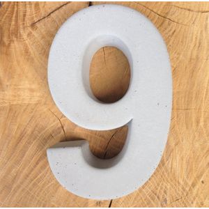 betonnen huisnummer 9, nummer negen van beton