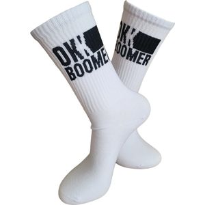 Verjaardags cadeau - OK Boomer Sokken - leuke sokken - sportsokken - witte sokken - tennis sokken - sport sokken - valentijns cadeau - sokken met tekst - aparte sokken - grappige sokken - Socks waar je Happy van wordt - maat 37-44