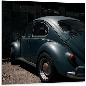 Forex - Groene Auto bij Schuur - 100x100cm Foto op Forex