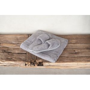 Saunapakket Grijs | Saunadoek + Slippers - maat 41/42 - sauna cadeau man | vrouw | moeder - sauna cadeaupakket - sauna cadeauset - cadeau verjaardag voor vrouwen & voor mannen | moederdag cadeau | vaderdag cadeau