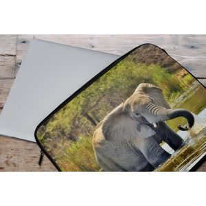 Laptophoes 17 inch - Olifant - Water - Dieren - Natuur - Laptop sleeve - Binnenmaat 42,5x30 cm - Zwarte achterkant