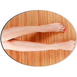 Dibond Ovaal - Bovenaanzicht van Vrouwen Benen met Roodkleurige Teennagels op Houten Ondergrond - 40x30 cm Foto op Ovaal (Met Ophangsysteem)