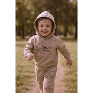 Omush Studio Kindersweatset – Staple – Donkerbeige Sweater en Broek – Zachte, Comfortabele Set – Maat 100