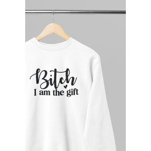 Foute kersttrui - Bitch i am the gift - Wurban Wear | 18+ | Grappige sweater | Leuk cadeau | Unisex sweater | Oversized sweater | Kersttrui heren | Foute kerstkleding | Kerst sweater | Kerst diner | Kersttrui dames | Foute kersttruiendag 2025 | Wit