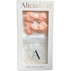 Alicia&Co – Tiny Tie & Bow Set – Princess Peach - Set van 2 kleine alligator haarclips en 1 zakje met kleine transparante haarelastiekjes - cadeau - kraamcadeau - haarspelden & clips - haarelastiekjes kind - haarspeldjes kind - haarspeldjes baby