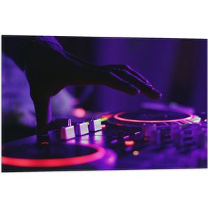 Vlag - Hand van DJ op DJ set met Neon Lichten - 75x50 cm Foto op Polyester Vlag