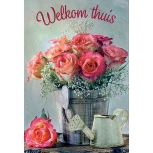 Welkom thuis! Een mooie kaart met een vaas vol fleurige rozen in een bijzondere kleur! Een leuke kaart om zo te geven of om bij een cadeau te voegen voor de persoon die thuis komt. Een dubbele wenskaart inclusief envelop en in folie verpakt.