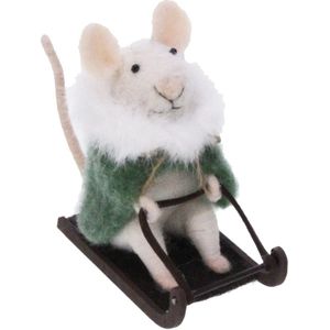 Muis op slee met groene jas 10x5x8 cm