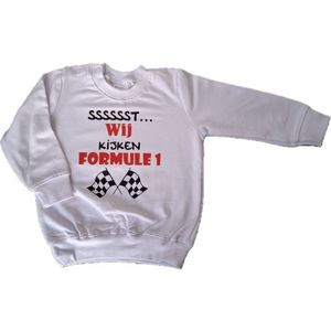 Witte baby sweater met "Sssssst... Wij kijken Formule 1" - maat 68 - racen, raceauto, babyshower, zwanger, cadeautje, kraamcadeau, grappig, geschenk, baby, tekst, truitje, trui, babytruitje