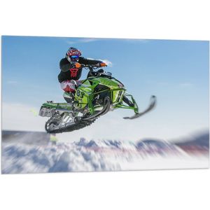 Vlag - Stuntman op Vliegende Sneeuwmobiel in Sneeuwlandschap - 105x70 cm Foto op Polyester Vlag