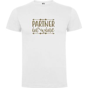 Wit T-Shirt met “Partner in Wine“ Afbeelding Goud Maat 2XL