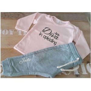 Shirtje roze Diva in opleiding met naam | Lange of korte mouw | lichtroze | maat 56-110