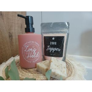 Zeeppomje-zorgheld-bodyscrub-zorgtopper-nagelborsteltje-cadeaupakket-snijzeep-zeep-parfum-rozen-cadeauset-ontslag ziekenhuis-kraamverzorgster-verpleegkundige-arts-mantelzorger-bedankt-bedanktje