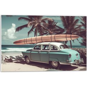 PVC Schuimplaat - Houten Surfplunk op Dak van Blauwe Oude Auto - 60x40 cm Foto op PVC Schuimplaat (Met Ophangsysteem)