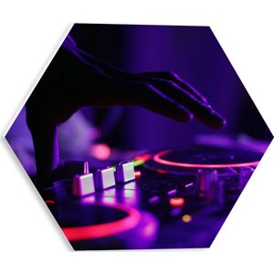 PVC Schuimplaat Hexagon - Hand van DJ op DJ set met Neon Lichten - 30x26.1 cm Foto op Hexagon (Met Ophangsysteem)