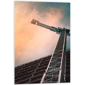 Forex - Hijskraan met Pastelkleurige Lucht - 60x90cm Foto op Forex