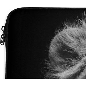 Laptophoes 17 inch - Leeuw - Portret - Zwart - Wit - Laptop sleeve - Binnenmaat 42,5x30 cm - Zwarte achterkant