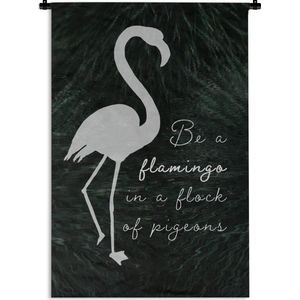Wandkleed FlamingoKerst illustraties - Quote 'Be a flamingo in a flock of pigeons' met een grijze flamingo op een zwarte achtergrond Wandkleed katoen 90x135 cm - Wandtapijt met foto