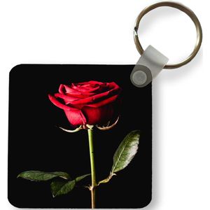 Sleutelhanger - Uitdeelcadeautjes - Een rode roos op een zwarte achtergrond - Plastic