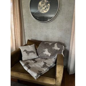Teckel - plaid inclusief kussen - 100% wollen deken (130x175cm) - bruin - taupe - teckelprint - teckels - deken - sprei - kussen (40x40cm) - wol - chocoladebruin - 2 kleurig - GRATIS TECKEL DEURWIG MEEGELEVERD - teckel plaid - teckel deken