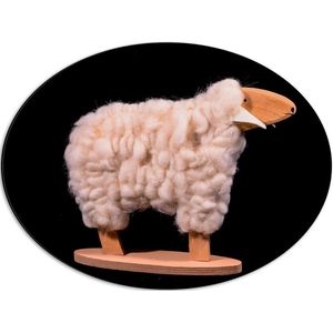 Dibond Ovaal - Beeld van Schaap met Wol tegen Zwarte Achtergrond - 56x42 cm Foto op Ovaal (Met Ophangsysteem)