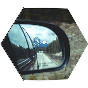 WallClassics - Dibond Hexagon - Uitzicht op Besneeuwde Bergen in Autospiegel - 50x43.5 cm Foto op Hexagon (Met Ophangsysteem)