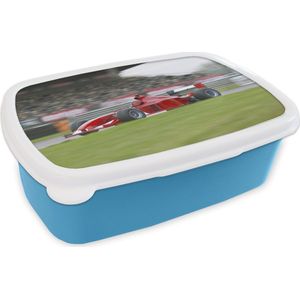 Broodtrommel Blauw - Lunchbox - Brooddoos - Rode auto op een racebaan - 18x12x6 cm - Kinderen - Jongen