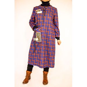 Rood-blauwe geruite jurk met een smal halsboordje met veters