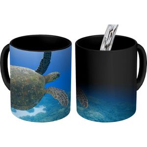 Magische Mok - Foto op Warmte Mokken - Koffiemok - Groene zwemmende schildpad fotoprint - Magic Mok - Beker - 350 ML - Theemok
