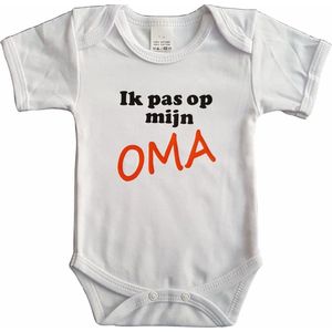 Witte romper met ""Ik pas op mijn oma"" - maat 80 - grootmoeder, babyshower, zwanger, cadeautje, kraamcadeau, grappig, geschenk, baby, tekst, bodieke