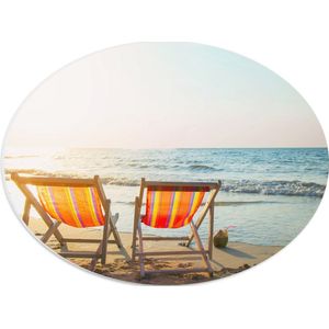 PVC Schuimplaat Ovaal - Twee Oranje Ligbedden op het Strand - 40x30 cm Foto op Ovaal (Met Ophangsysteem)